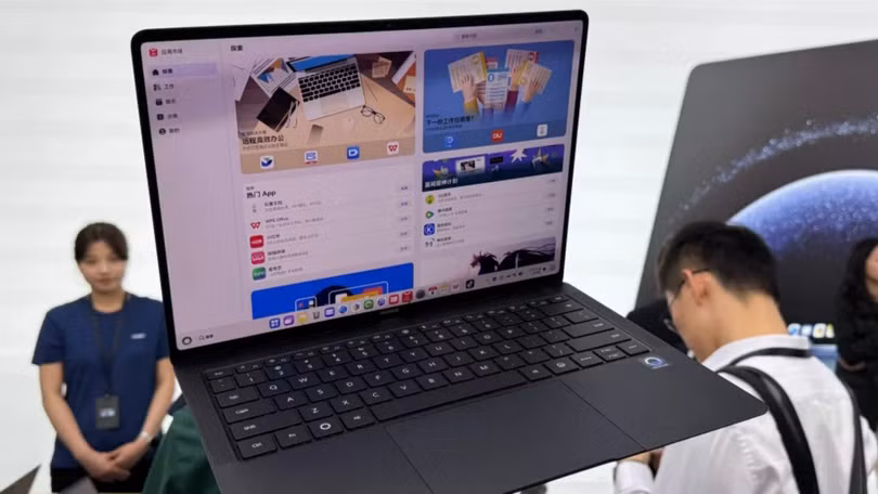 Máy tính xách tay đầu tiên của Huawei chạy trên HarmonyOS, hệ điều hành do hãng tự phát triển. Ảnh: Weibo.