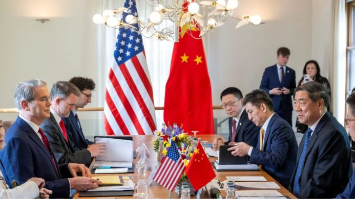 Phó Thủ tướng Trung Quốc Hà Lập Phong và Bộ trưởng Tài chính Mỹ Scott Bessent gặp nhau tại Geneva, Thụy Sĩ, vào ngày 10/5. Ảnh: Reuters.