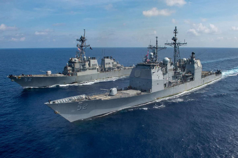 Hai tàu chiến Mỹ hộ tống tàu tấn công đổ bộ USS America hoạt động ở vùng biển Malaysia (Ảnh: US Navy).