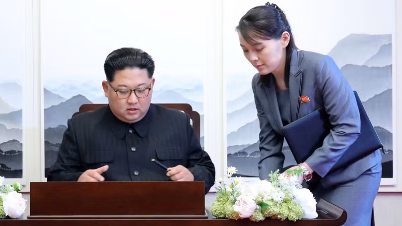 Nhà lãnh đạo Kim Jong-un và em gái, Ủy viên dự khuyết Bộ Chính trị Kim Yo-jong (Ảnh: Đa Chiều).