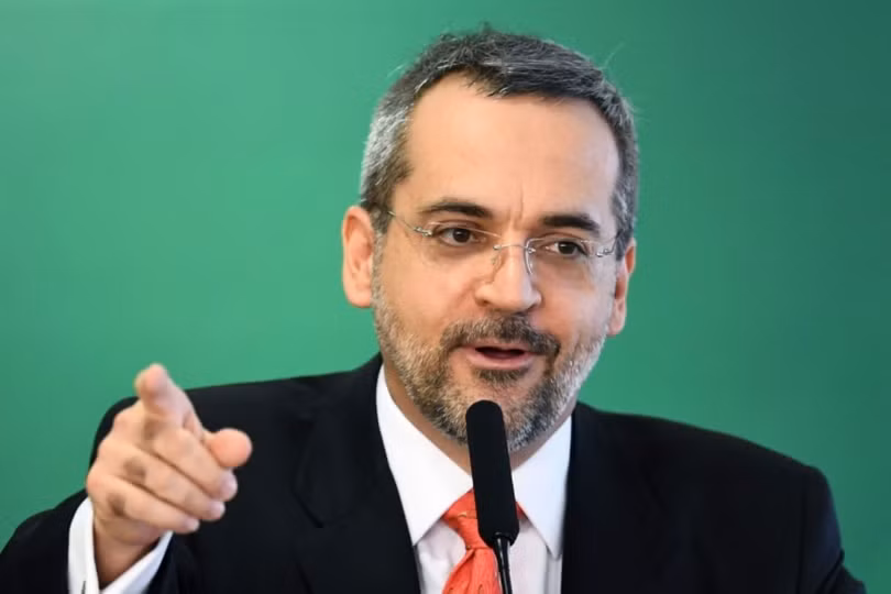 Bộ trưởng Giáo dục Brazil Abraham Weintraub chỉ trích Trung Quốc là nơi bắt nguồn của virus Corona mới gây đại dịch COVID-19 toàn cầu (Ảnh: AFP).