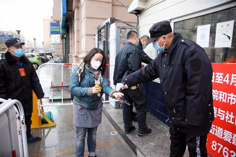 Thành phố Cáp Nhĩ Tân ở Hắc Long Giang thực hiện tái phong tỏa các cộng đồng dân cư để ngăn chặn dịch tái bùng phát (Ảnh: CNA).
