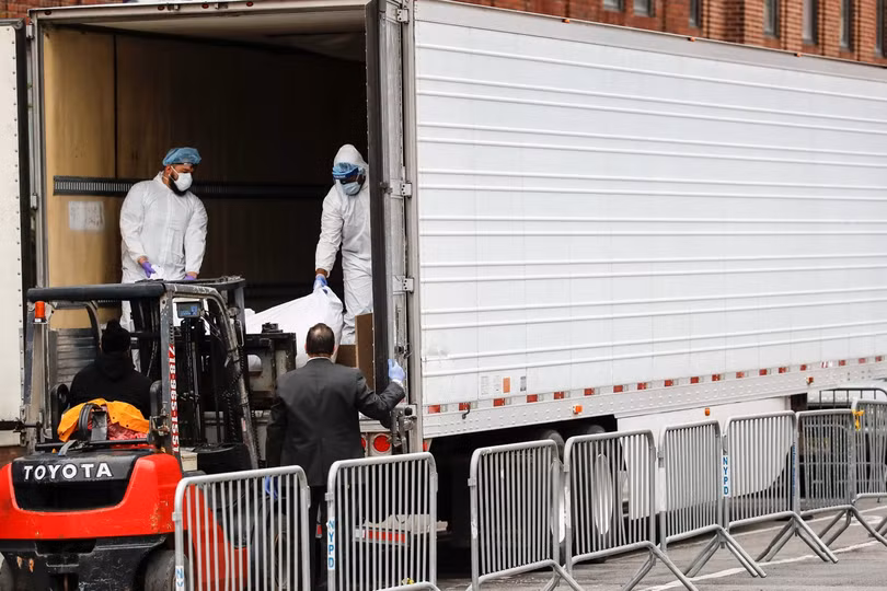 Do số người chết tăng nhanh và quá nhiều, thành phố New York phải sử dụng các xe tải đông lạnh làm nơi lưu giữ thi thể (Ảnh: AP).