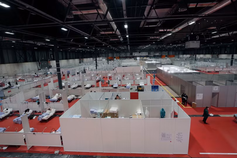 Bệnh viện tạm thời 5.500 giường ở Trung tâm Hội chợ triển lãm quốc tế Madrid đã đi vào hoạt động (Ảnh: AP).