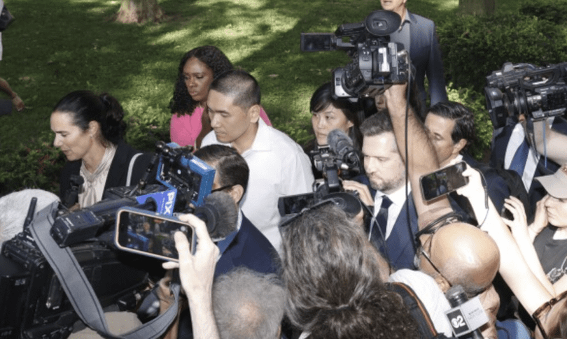 hai bi cao bi bao chi vay quanh.png