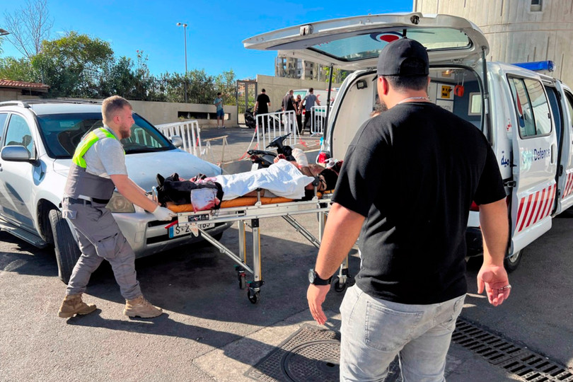 Đưa nạn nhân của một vụ nổ máy nhắn tin đi cấp cứu (Ảnh: Singtao)