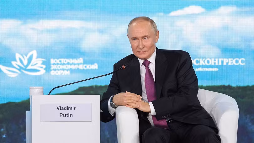 Tổng thống Nga Putin đối thoại tại Diễn đàn kinh tế tại Vladivostok (Ảnh: HK01).