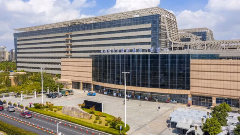 Bệnh viện Số 1, Đại học Y khoa Ôn Châu nơi đã thanh toán bảo hiểm y tế điều trị bệnh về tuyến tiền liệt cho nữ bệnh nhân tổng cộng 1.263 lần (Ảnh: Singtao)