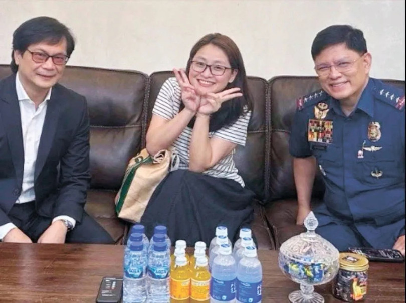 Alice Guo chup anh voi Bo truong Noi vu va Tong truong Canh sat.jpg