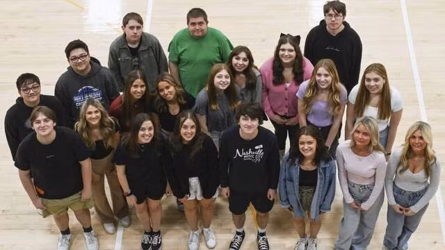 11 cặp sinh đôi cùng tốt nghiệp của Trường Trung học Norwin, bang Pennsylvania (Mỹ). Ảnh: GMA.