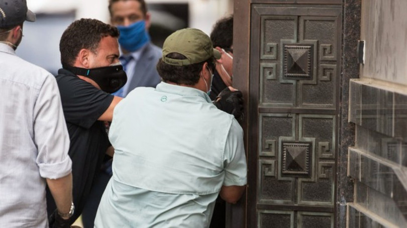 Hình ảnh tiêu biểu cho tình trạng tồi tệ trong quan hệ Mỹ - Trung hiện nay: các nhân viên liên bang Mỹ phá cửa sau xông vào bên trong Lãnh sự quán Trung Quốc ở Houston sau khi các nhân viên Trung Quốc rút đi (Ảnh: AP). 