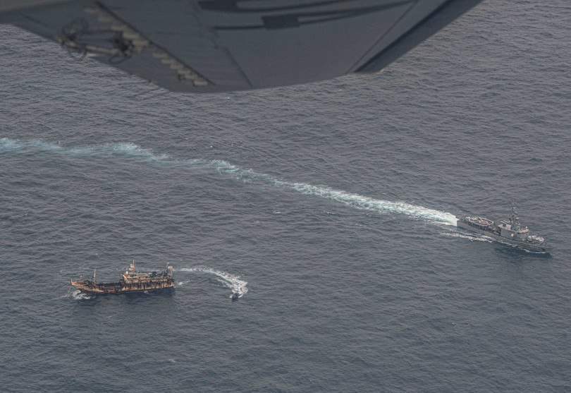 Máy bay va tàu chiến Ecuador xua đuổi tàu cá Trung Quốc xâm phạm vùng đặc quyền kinh tế (Ảnh: Reuters).