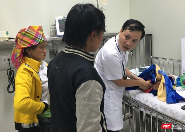 TS. Lê Ngọc Duy - Trưởng khoa Cấp cứu và Chống độc khám bệnh cho trẻ bị ngộ độc chì