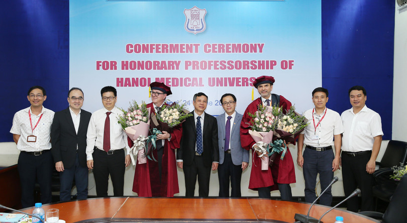 Lãnh đạo Trường Đại học Y Hà Nội và Bệnh viện Da liễu Trung ương chúc mừng 2 vị giáo sư được trao chức danh Giáo sư Danh dự