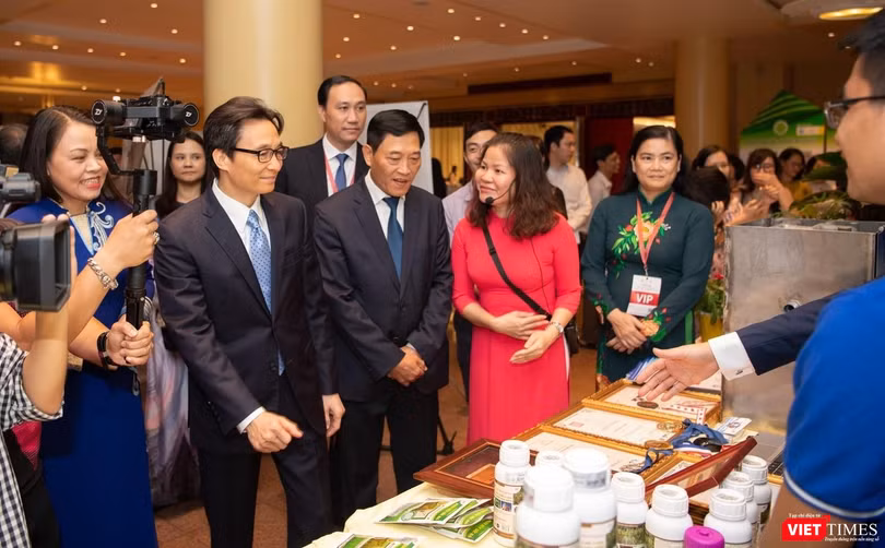 Phó Thủ tướng Vũ Đức Đam và Thứ trưởng Bộ KH&CN Trần Văn Tùng tham quan triển lãm “Khát vọng khởi nghiệp xanh” 