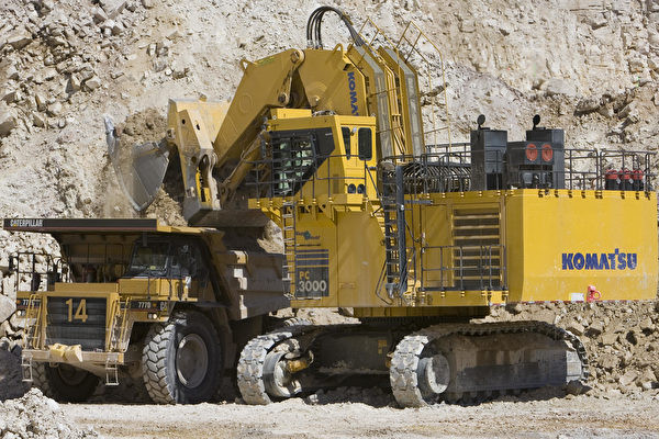 Hãng Komatsu cũng sẽ chuyển việc sử dụng linh phụ kiện của máy ủi thủy lực từ sản phẩm sản xuất tại nhà máy ở Trung Quốc sang các sản phẩm sản xuất ở Mỹ, Nhật và Mexico.