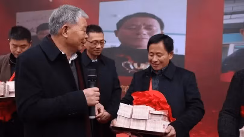 Ong Luu Thu Luong nhan tien.png