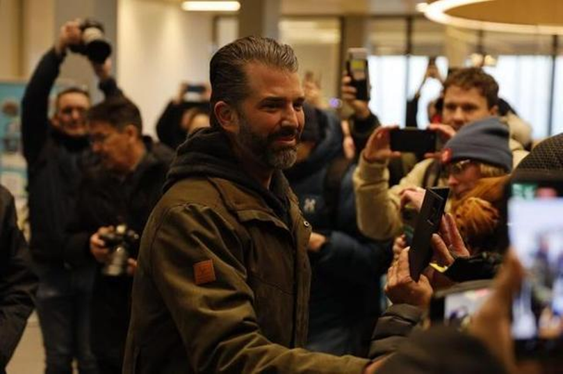 Con ong Trump den dao.png