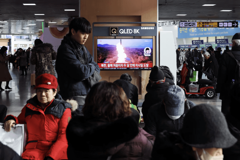 Nguoi dan Han Quoc theo doi.png