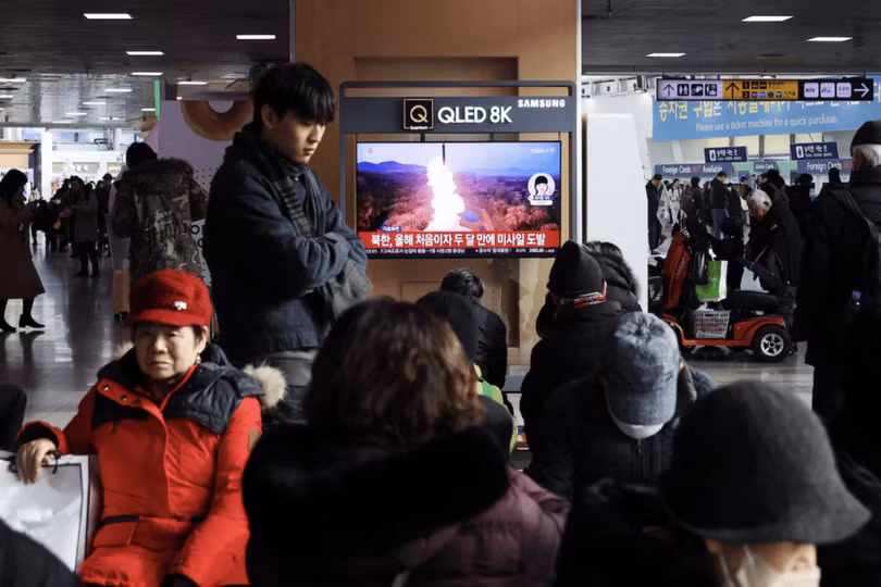 Nguoi dan Han Quoc theo doi.png