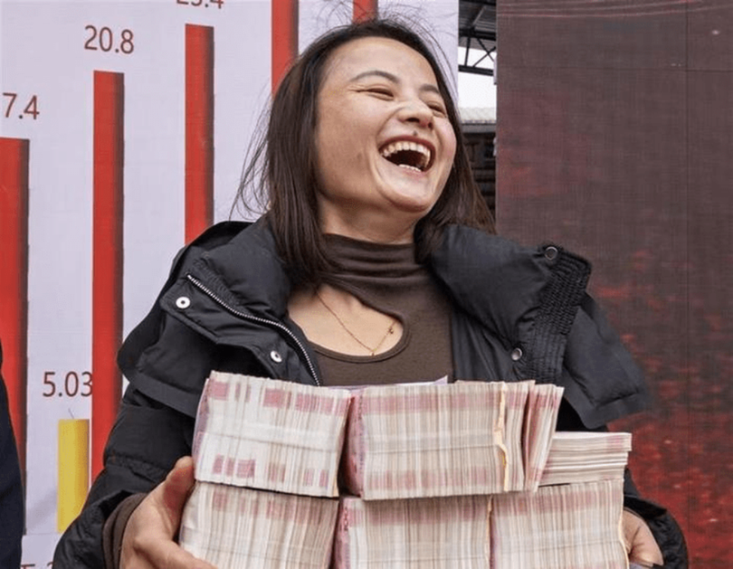 Con gai ong Luu Thu Luong nhan thuong.png