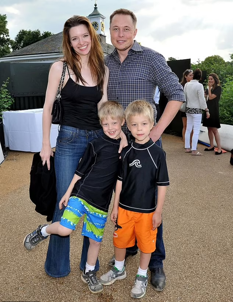 Vợ chồng Musk, Wilson và hai con trai, bên trái là Xavier.png