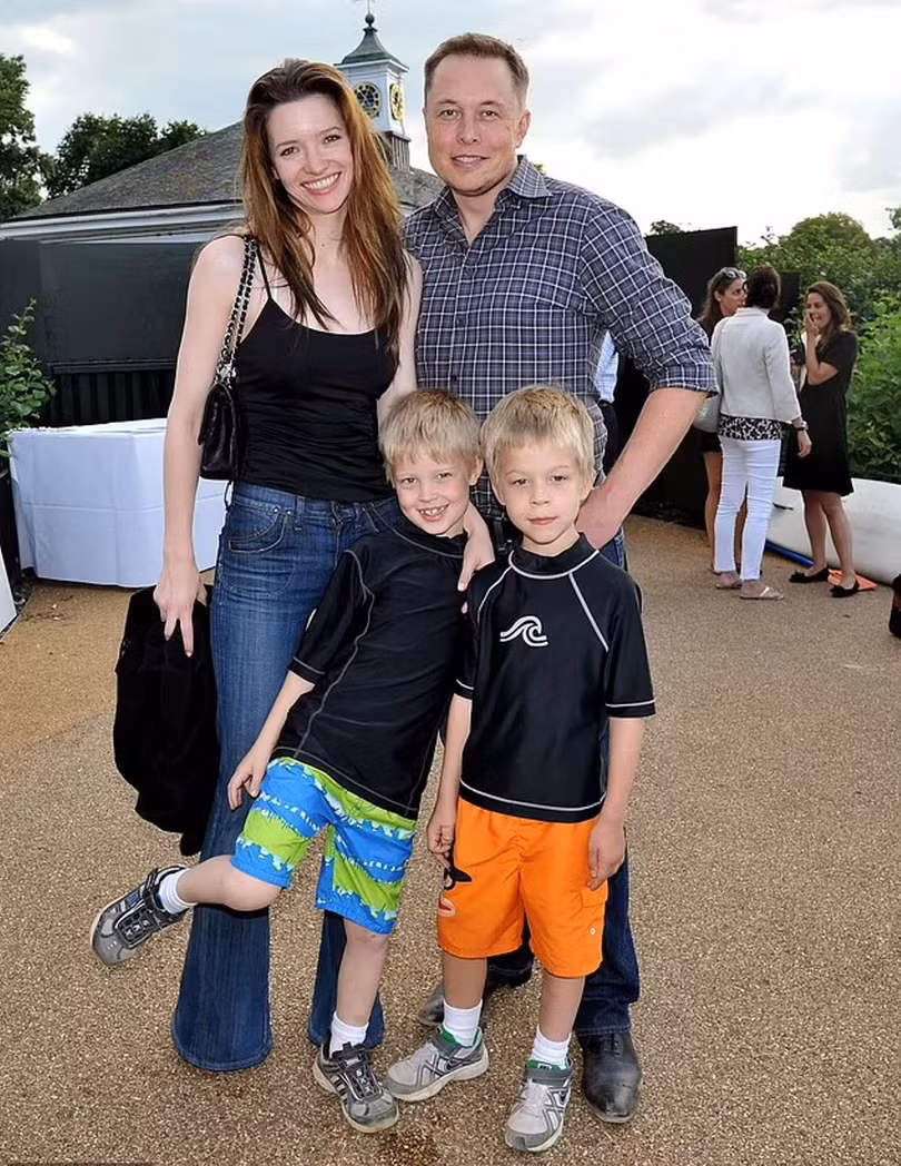 Vợ chồng Musk, Wilson và hai con trai, bên trái là Xavier.png