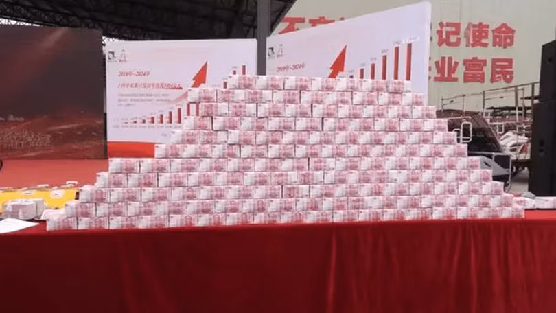 "Núi tiền" Công ty Lục Năng, Giang Tây dùng để phát thưởng Tết cho nhân viên. Ảnh: Singtao.