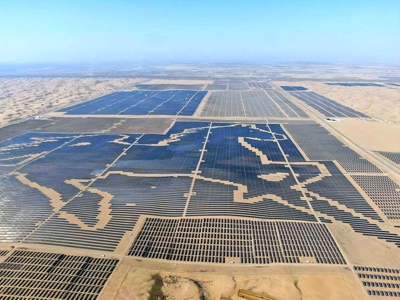 Hình con ngựa được tạo bằng 200 ngàn tấm quang điện trên sa mạc Kubiqi. Ảnh: Sohu.