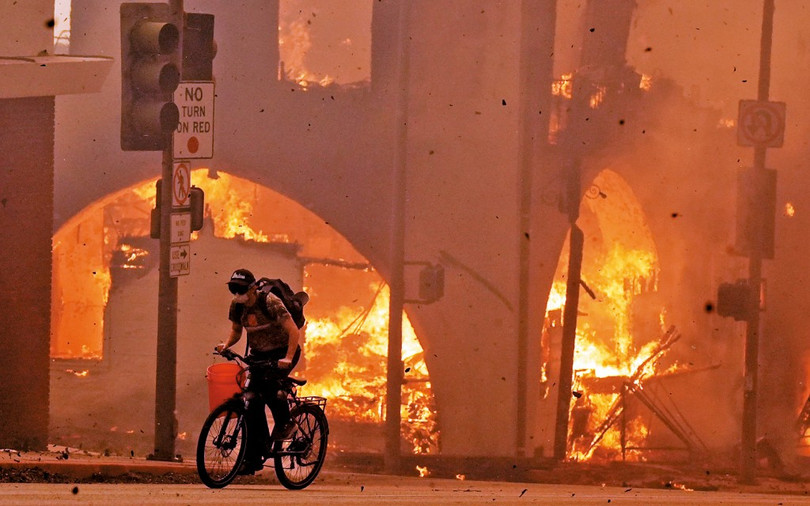 Mot nguoi dap xe chay.jpg