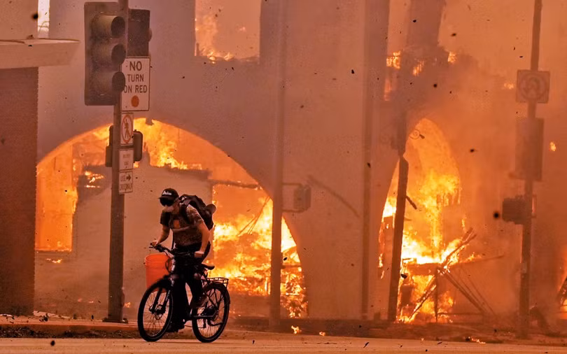 Mot nguoi dap xe chay.jpg