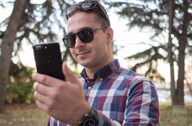 Smartphone nào có tính năng mở khóa bằng khuôn mặt chuẩn nhất? ảnh 3