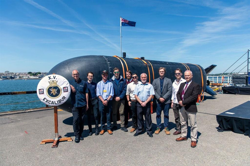 Cac quan chuc va con tau.jpg