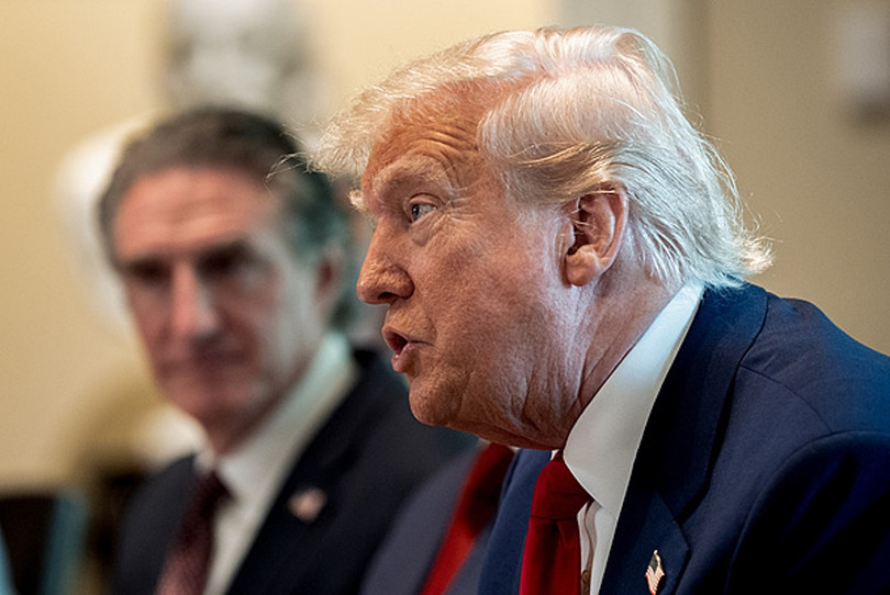 Trump tang ngan sach QP.jpg