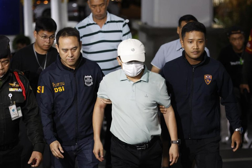 Tổng giám đốc Tổng Công ty Đường sắt số 10 Trung Quốc (chi nhánh Thái Lan) bị các nhân viên DSI bắt hôm 19/4. Ảnh: EPA.
