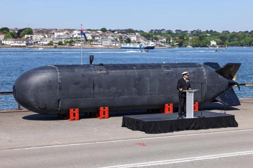 Chuẩn đô đốc James Parkins phát biểu ra mắt tàu ngầm Excalibur. Ảnh: Chinatimes.