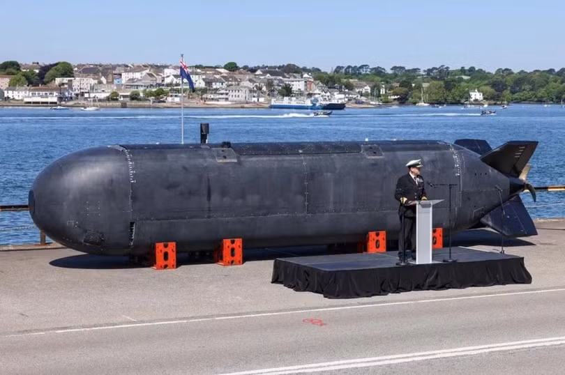 Chuẩn đô đốc James Parkins phát biểu ra mắt tàu ngầm Excalibur. Ảnh: Chinatimes.