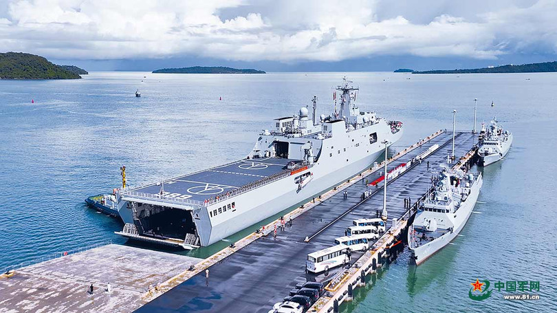 Ba tàu chiến Trung Quốc, trong đó có tàu đổ bộ tấn công Type 071 Trường Bạch Sơn (trái) đã cập cảng Ream chiều 12/5 để thế giới tập trận. Ảnh: 81.cn.