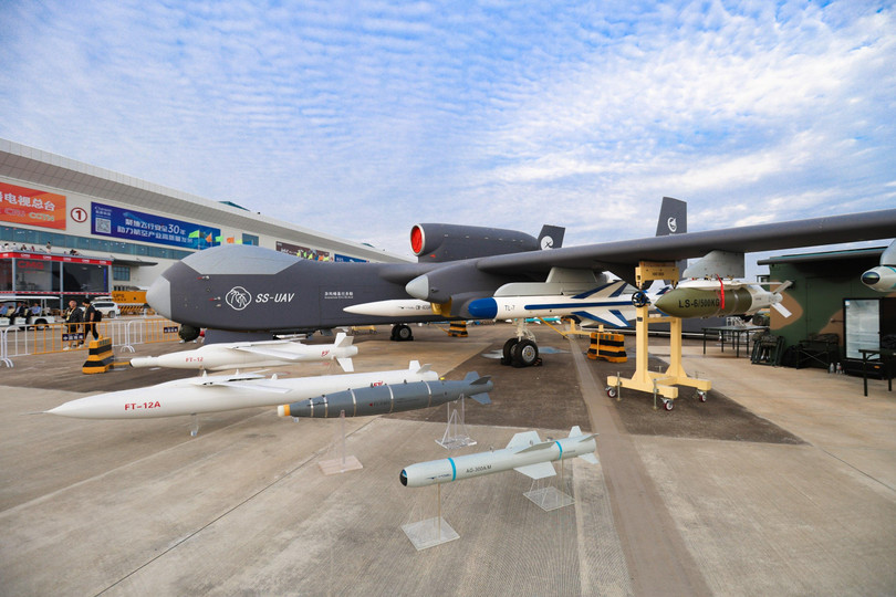 Máy bay không người lái Cửu Thiên và những vũ khí mang dưới cánh. Ảnh: Zhihu.