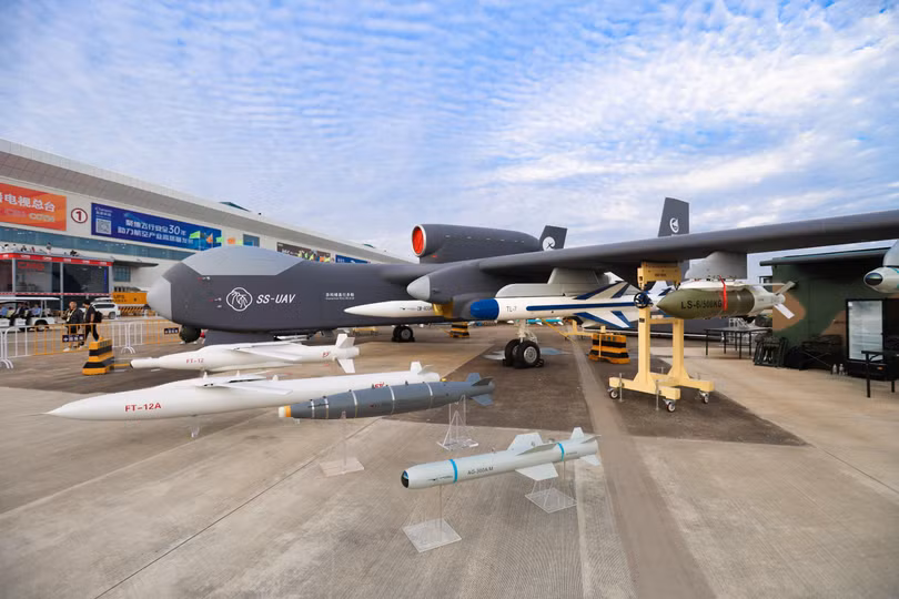 Máy bay không người lái Cửu Thiên và những vũ khí mang dưới cánh. Ảnh: Zhihu.