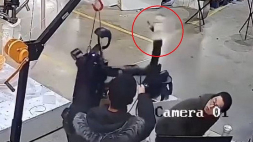 Robot được cho là của Công ty Unitree Robotics bất ngờ tấn công hai kỹ sư trong phòng thí nghiệm. Ảnh: Singtao.