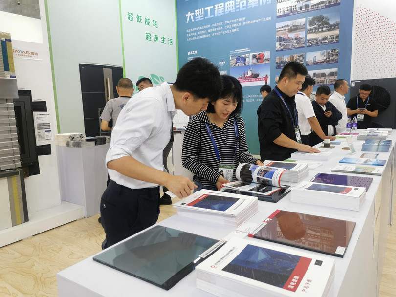 Khach tham quan tim hieu cong nghe.jpg