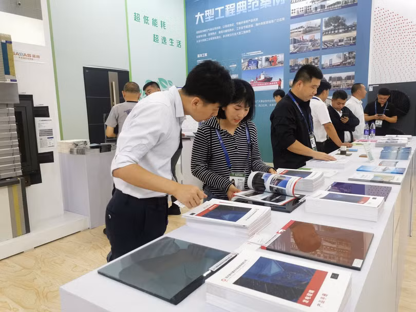 Khach tham quan tim hieu cong nghe.jpg