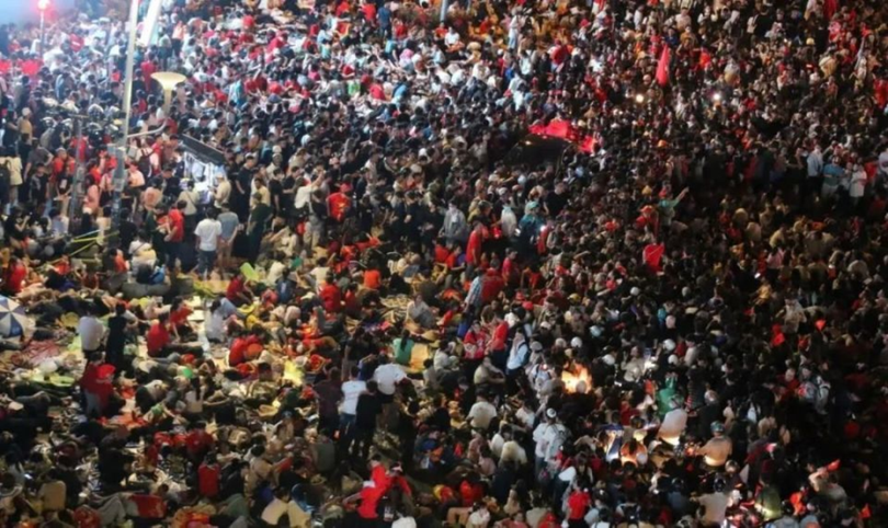 Nhan dan ngoi cho suot dem.png