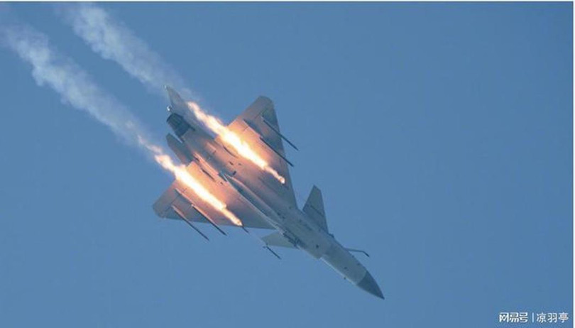 J-10C phong PL-15.jpg