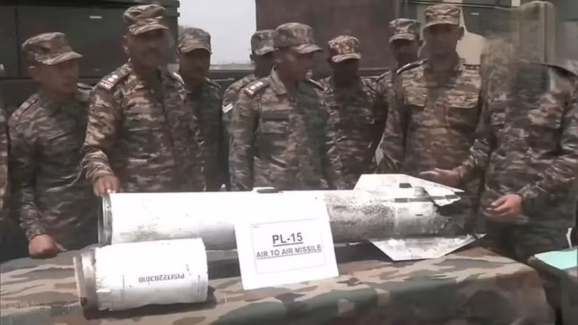 Binh sĩ Ấn Độ xem xét một số bộ phận còn khá nguyên vẹn của tên lửa PL-15E. Ảnh: NetEase.