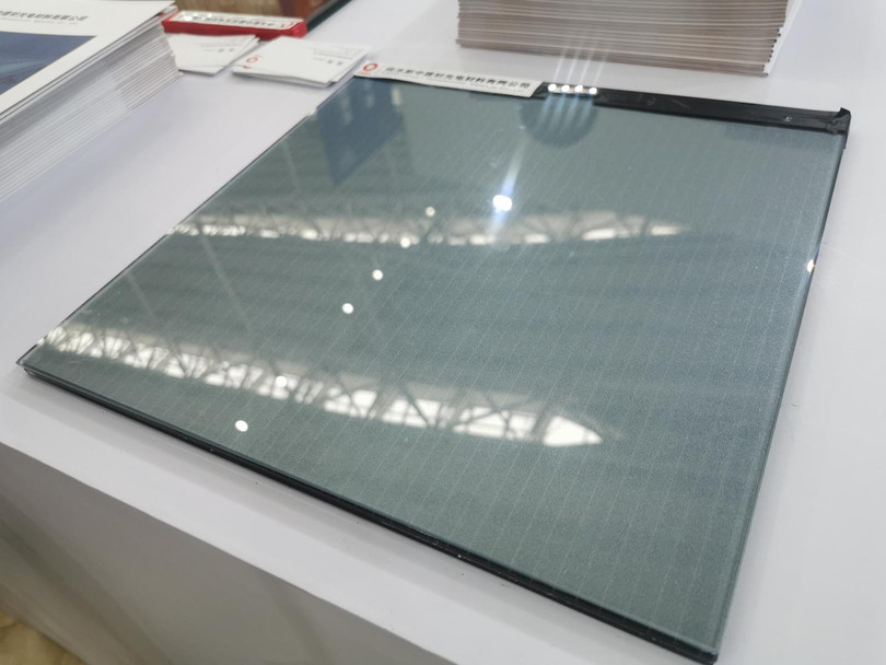 Sản phẩm kính phát điện của Tập đoàn Jiemisi CNBM. Ảnh: Sina.