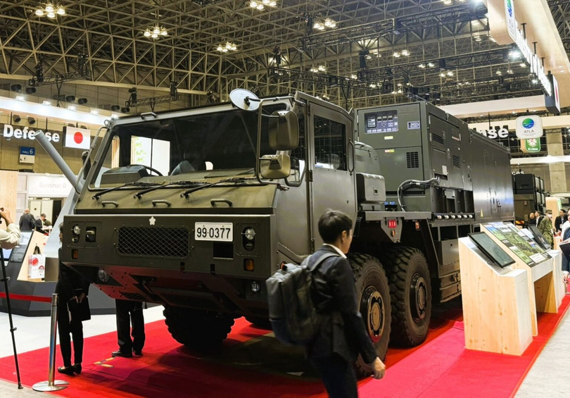 Xe mang hệ thống vũ khí laser được trưng bày tại DSEI Japan 2025. Ảnh: Defenceblog.
