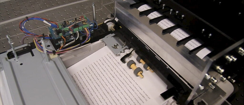 Một tờ giấy đang được đưa vào máy in của Reep Technologies. Ảnh NoCamels