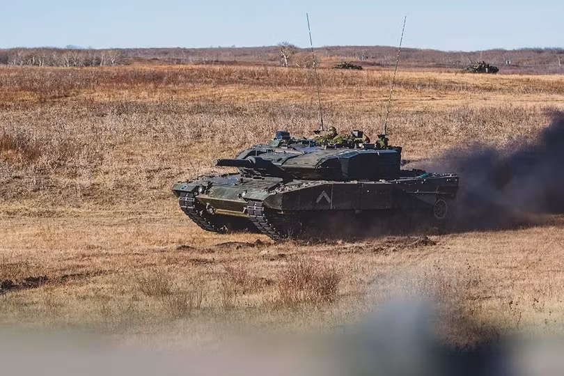 Xe tăng chiến đấu chủ lực Leopard 2A4 thuộc cụm Tác chiến Lord Strathcona's Horse (Hoàng gia Canada) tại Căn cứ Hỗ trợ Sư đoàn 3 Canada, Garrison Wainwright, Alberta vào ngày 16/10/ 2021. Ảnh Sailor First Class Camden Scott/Ban Giám đốc Công vụ Quân đội Xe tăng chiến đấu chủ lực Leopard 2A4 thuộc cụm Tác chiến Lord Strathcona's Horse (Hoàng gia Canada) tại Căn cứ Hỗ trợ Sư đoàn 3 Canada, Garrison Wainwright, Alberta vào ngày 16/10/ 2021. Ảnh Sailor First Class Camden Scott/Ban Giám đốc Công vụ Quân đội